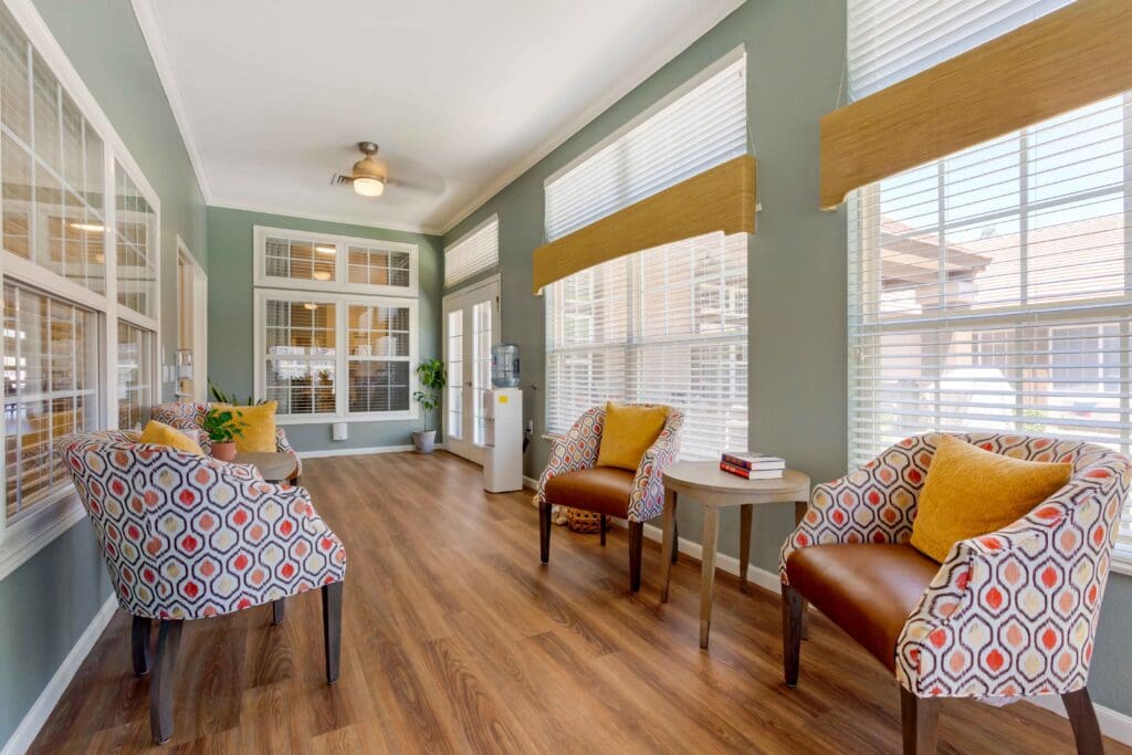 303A2111 - Inspirations of Peoria Communal seating area for residents to relax in comfortable chairs and read a book at The Inspirations of Peoria.